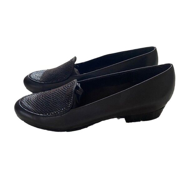 Munro Slip On Shoes Loafers 9 M Brown Leather Embossed Low Heel - Picture 1 of 8